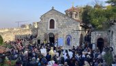 REKA VERNIKA NA KALEMEGDANU: Brojni građani se okupili kako bi ušli u crkvu Svete Petke (VIDEO) REKA VERNIKA NA KALEMEGDANU: Brojni građani se okupili kako bi ušli u crkvu Svete Petke (VIDEO)