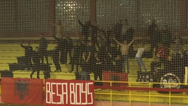 НЕЗАПАМЋЕН СКАНДАЛ: Навијачи у Пећи величали Велику Албанију и УЧК, играчи Борца умало линчовани! (ВИДЕО) НЕЗАПАМЋЕН СКАНДАЛ: Навијачи у Пећи величали Велику Албанију и УЧК, играчи Борца умало линчовани! (ВИДЕО)