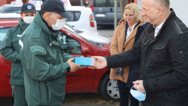ОПРЕМЉЕНИ ЗА КОНТРОЛУ КОВИД СЕРТИФИКАТА: Градска управа Новог Сада обезбедила телефоне за комуналну инспекцију ОПРЕМЉЕНИ ЗА КОНТРОЛУ КОВИД СЕРТИФИКАТА: Градска управа Новог Сада обезбедила телефоне за комуналну инспекцију