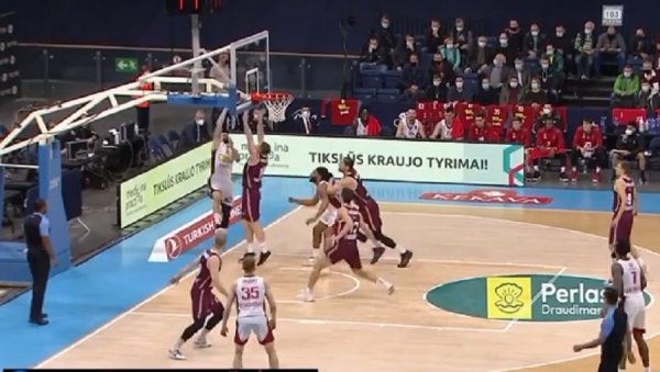 КОШ СРБИНА ЗА ТВ ШПИЦЕ: Погодио из немогуће позиције и то уз фаул! (ВИДЕО) КОШ СРБИНА ЗА ТВ ШПИЦЕ: Погодио из немогуће позиције и то уз фаул! (ВИДЕО)