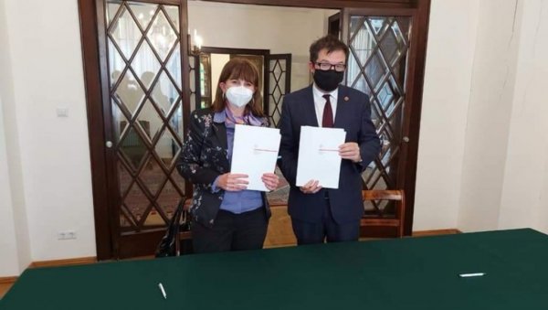 ГИНЕКОЛОГИЈИ У ТРСТЕНИКУ СПЕЦИЈАЛАН СТО ЗА ПРЕГЛЕДЕ: Ево каква су искуства трудница са инвалидитетом (ВИДЕО) ГИНЕКОЛОГИЈИ У ТРСТЕНИКУ СПЕЦИЈАЛАН СТО ЗА ПРЕГЛЕДЕ: Ево каква су искуства трудница са инвалидитетом (ВИДЕО)