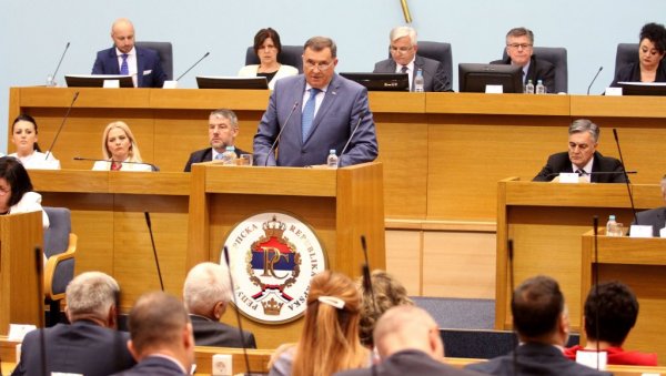 ПОЧЕЛА ПОСЕБНА СЕДНИЦА СКУПШТИНЕ СРПСКЕ: Присуствује Додик, главна тема штетне одлуке Сарајева ПОЧЕЛА ПОСЕБНА СЕДНИЦА СКУПШТИНЕ СРПСКЕ: Присуствује Додик, главна тема штетне одлуке Сарајева