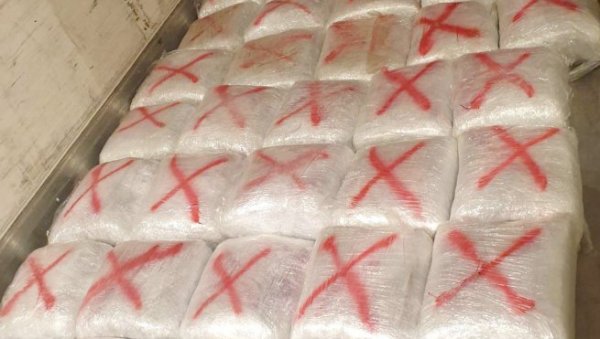 ПАЛА МЕЂУНАРОДНА БАНДА: Краљевачка полиција запленила 321 килограм марихуане ПАЛА МЕЂУНАРОДНА БАНДА: Краљевачка полиција запленила 321 килограм марихуане