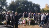 ОПРОШТАЈ ОД ТРАГИЧНО СТРАДАЛЕ МАЈКЕ И СИНОВА: Више стотина људи испратило Периће на вечни починак (ФОТО) ОПРОШТАЈ ОД ТРАГИЧНО СТРАДАЛЕ МАЈКЕ И СИНОВА: Више стотина људи испратило Периће на вечни починак (ФОТО)