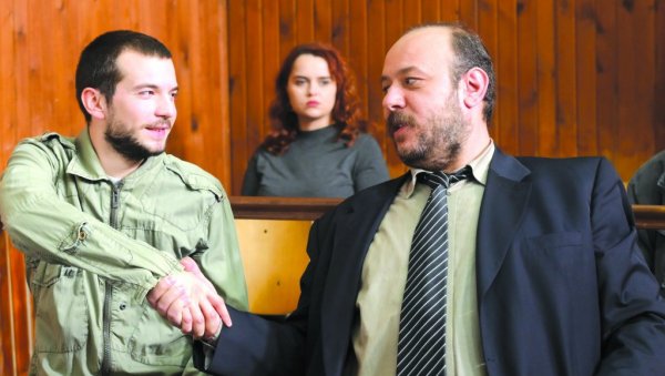 АДВОКАТ БРАНА МЕЊА ЖИВОТ ИЗ КОРЕНА: Редитељ Саша Хајдуковић открива шта доноси нова црнохуморна комедија Адвокадо (ФОТО) АДВОКАТ БРАНА МЕЊА ЖИВОТ ИЗ КОРЕНА: Редитељ Саша Хајдуковић открива шта доноси нова црнохуморна комедија Адвокадо (ФОТО)