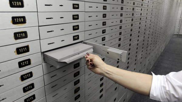 ЧУВАЊЕ ДРАГОЦЕНОСТИ ДУПЛО СКУПЉЕ: Банкарске услуге поскупљују из дана у дан, на ред су сада стигле и накнаде за закуп сефова ЧУВАЊЕ ДРАГОЦЕНОСТИ ДУПЛО СКУПЉЕ: Банкарске услуге поскупљују из дана у дан, на ред су сада стигле и накнаде за закуп сефова
