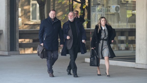 МИКА ЗОВЕ БЕРЧЕКА И БЈЕЛУ ЗА СВЕДОКЕ: Заступници девојака тврде да Алексићева одбрана жели да одуговлачи поступак МИКА ЗОВЕ БЕРЧЕКА И БЈЕЛУ ЗА СВЕДОКЕ: Заступници девојака тврде да Алексићева одбрана жели да одуговлачи поступак