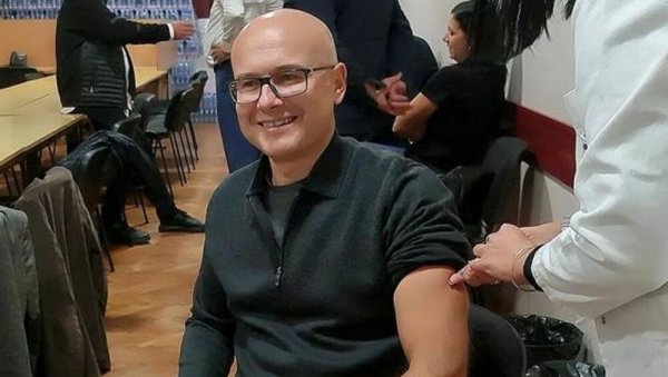 НЕ ЖЕЛИМ ДА УГРОЗИМ СВОЈУ ПОРОДИЦУ: Вучевић се вакцинисао против грипа, апеловао на грађане да ураде исто (ВИДЕО) НЕ ЖЕЛИМ ДА УГРОЗИМ СВОЈУ ПОРОДИЦУ: Вучевић се вакцинисао против грипа, апеловао на грађане да ураде исто (ВИДЕО)