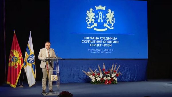 ХЕРЦЕГ НОВИ ПРОСЛАВИО ПРАЗНИК: Свечано обележен Дан ослобођења у Другом светском рату (ФОТО) ХЕРЦЕГ НОВИ ПРОСЛАВИО ПРАЗНИК: Свечано обележен Дан ослобођења у Другом светском рату (ФОТО)