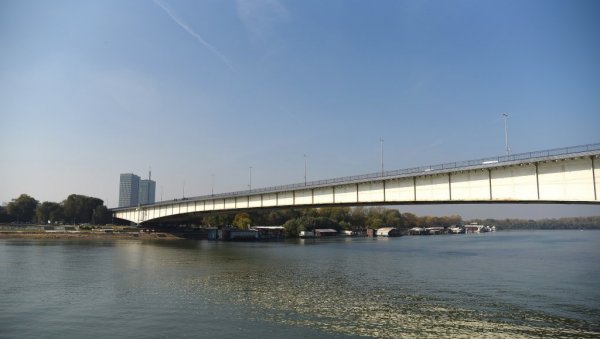 ДРАМА НА БРАНКОВОМ МОСТУ: Тинејџерка (16) хтела да скочи, спречили је пролазници ДРАМА НА БРАНКОВОМ МОСТУ: Тинејџерка (16) хтела да скочи, спречили је пролазници