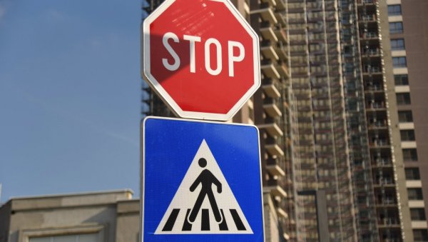 УДАРИО ДЕВОЈЧИЦУ ПА ПОБЕГАО: Борска полиција интензивно трага за возачем УДАРИО ДЕВОЈЧИЦУ ПА ПОБЕГАО: Борска полиција интензивно трага за возачем