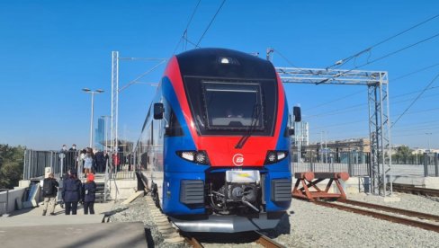FRANCUSKA EKSPERTIZA ZA SRPSKE ŽELEZNICE: Premijerka Brnabić potpisala sporazum za modernizaciju železničke infrastrukture
