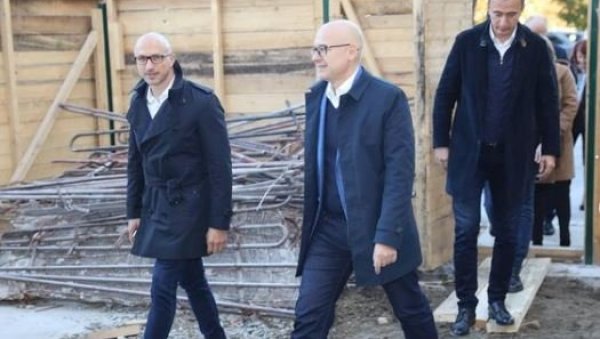 НОВА ЕРА РАЗВОЈА НОВОГ САДА: Градоначелник Вучевић - Почела реконструкција Радничког универзитета НОВА ЕРА РАЗВОЈА НОВОГ САДА: Градоначелник Вучевић - Почела реконструкција Радничког универзитета