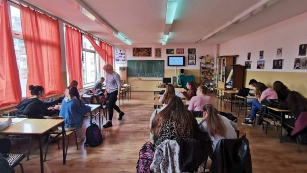 ПОМОЋ У ИЗБОРУ КАРИЈЕРЕ: Радионице за ученике у Трстенику ПОМОЋ У ИЗБОРУ КАРИЈЕРЕ: Радионице за ученике у Трстенику