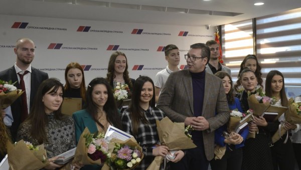 САМО ВАМ ЗНАЊЕ НИКО НЕ МОЖЕ ОДУЗЕТИ: Вучић уручио стипендије бруцошима - Успех је да будете одговорни део заједнице САМО ВАМ ЗНАЊЕ НИКО НЕ МОЖЕ ОДУЗЕТИ: Вучић уручио стипендије бруцошима - Успех је да будете одговорни део заједнице