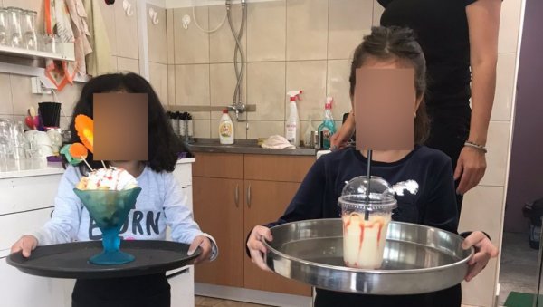 МАЛИШАНИ ИЗ ВРТИЋА У ПОСЛАСТИЧАРНИЦИ: Правили колаче и сами их послуживали МАЛИШАНИ ИЗ ВРТИЋА У ПОСЛАСТИЧАРНИЦИ: Правили колаче и сами их послуживали