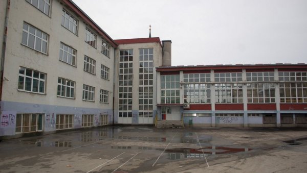 МАЛО ПРЕДАЈУ НЕМАЧКИ, ОНДА МАЛО ФИЗИКУ! Професор у ОШ Иса Бајић у Кули дигао глас против запошљавања нестручних наставника МАЛО ПРЕДАЈУ НЕМАЧКИ, ОНДА МАЛО ФИЗИКУ! Професор у ОШ Иса Бајић у Кули дигао глас против запошљавања нестручних наставника