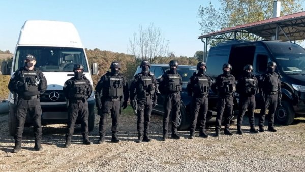 ПОЛИЦИЈА ПРОНАШЛА ЛАБОРАТОРИЈУ МАРИХУАНЕ КОД УБА: Министар Вулин поручио - Ударили смо у само срце зла! (ФОТО) ПОЛИЦИЈА ПРОНАШЛА ЛАБОРАТОРИЈУ МАРИХУАНЕ КОД УБА: Министар Вулин поручио - Ударили смо у само срце зла! (ФОТО)