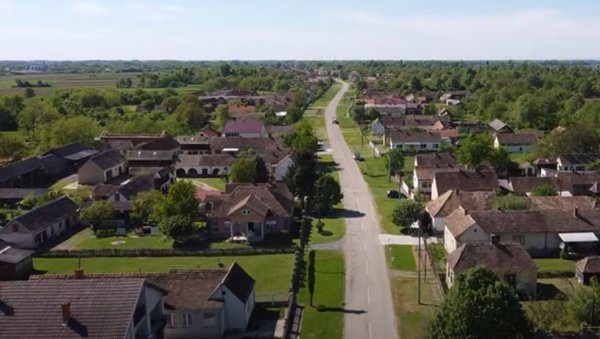 ВИДЕО МАЈКУ ОБЕШЕНУ, ПА ИСЕКАО ВЕНЕ: Детаљи трагедије у Мачви, село у шоку - Драган није могао да поднесе развод, Марија делила његову бол! ВИДЕО МАЈКУ ОБЕШЕНУ, ПА ИСЕКАО ВЕНЕ: Детаљи трагедије у Мачви, село у шоку - Драган није могао да поднесе развод, Марија делила његову бол!