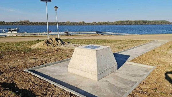 КРСТ ОД 8 МЕТАРА ПОДСЕЋА НА АЛАСЕ: На Ади Хуји опет ће бити подигнут споменик посвећен градским рибарима КРСТ ОД 8 МЕТАРА ПОДСЕЋА НА АЛАСЕ: На Ади Хуји опет ће бити подигнут споменик посвећен градским рибарима