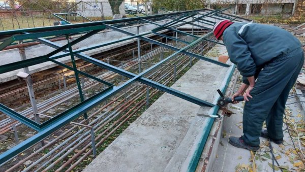 ПРОШИРУЈУ КАПАЦИТЕТЕ ЗА УЗГОЈ ЦВЕЋА: Вршачки комуналци обнављају стакленике и граде нови пластеник ПРОШИРУЈУ КАПАЦИТЕТЕ ЗА УЗГОЈ ЦВЕЋА: Вршачки комуналци обнављају стакленике и граде нови пластеник