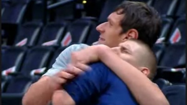 АМА, ПУСТИ МЕ, БОБИ Јокић није могао да се избори са Марјановићем (ВИДЕО) АМА, ПУСТИ МЕ, БОБИ Јокић није могао да се избори са Марјановићем (ВИДЕО)