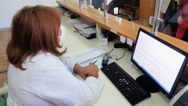 СВАКОДНЕВНО ЗАКАЗИВАЊЕ КОД ЛЕКАРА СПЕЦИЈАЛИСТЕ: Изабрани лекар одлучује да ли су потребни специјалистички прегледи СВАКОДНЕВНО ЗАКАЗИВАЊЕ КОД ЛЕКАРА СПЕЦИЈАЛИСТЕ: Изабрани лекар одлучује да ли су потребни специјалистички прегледи