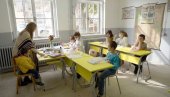 ДЕЧЈА ГРАЈА БУДИ ОСТАРЕЛУ ПЛАНИНУ: У пиротском селу школско звоно после три деценије ДЕЧЈА ГРАЈА БУДИ ОСТАРЕЛУ ПЛАНИНУ: У пиротском селу школско звоно после три деценије