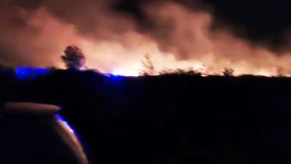 УГАШЕН ПОЖАР У ИНДУСТРИЈСКОЈ ЗОНИ „ЗМИЧ“: Горело ниско растиње, ватрогасци савладали ватру за мало више од сата УГАШЕН ПОЖАР У ИНДУСТРИЈСКОЈ ЗОНИ „ЗМИЧ“: Горело ниско растиње, ватрогасци савладали ватру за мало више од сата