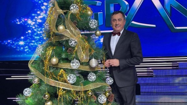 НОВА ГОДИНА ПРВО СТИГНЕ НА ТВ: Воја Недељковић већ у празничном расположењу НОВА ГОДИНА ПРВО СТИГНЕ НА ТВ: Воја Недељковић већ у празничном расположењу
