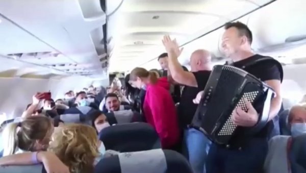 ХИТ ВИДЕО: Палма уз Дачићевог сина и снајку оплео коло у авиону ХИТ ВИДЕО: Палма уз Дачићевог сина и снајку оплео коло у авиону