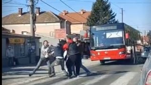 СЕВАЛЕ ПЕСНИЦЕ У БУЛЕВАРУ КРАЉА АЛЕКСАНДРА: Потукли се насред улице (УЗНЕМИРУЈУЋИ СНИМАК) СЕВАЛЕ ПЕСНИЦЕ У БУЛЕВАРУ КРАЉА АЛЕКСАНДРА: Потукли се насред улице (УЗНЕМИРУЈУЋИ СНИМАК)