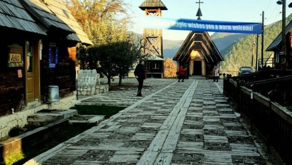 КУСТУРИЧИНО СЕЛО ПРОГЛАШЕНО ЗА НАЈБОЉЕ НА СВЕТУ: Мокра Гора изабрана међу више од 170 апликација из 75 земаља света КУСТУРИЧИНО СЕЛО ПРОГЛАШЕНО ЗА НАЈБОЉЕ НА СВЕТУ: Мокра Гора изабрана међу више од 170 апликација из 75 земаља света