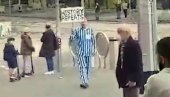 СКАНДАЛОЗНО ПОНАШАЊЕ АНТИВАКСЕРА: Обукао се као заточеник логора и протестовао! (ВИДЕО) СКАНДАЛОЗНО ПОНАШАЊЕ АНТИВАКСЕРА: Обукао се као заточеник логора и протестовао! (ВИДЕО)