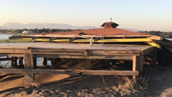 ДА ЛИ ЋЕ МОРЕ ДА ПОТОПИ АДУ БОЈАНУ? Ерозија се не зауставља, вода поткопава темеље објеката ДА ЛИ ЋЕ МОРЕ ДА ПОТОПИ АДУ БОЈАНУ? Ерозија се не зауставља, вода поткопава темеље објеката