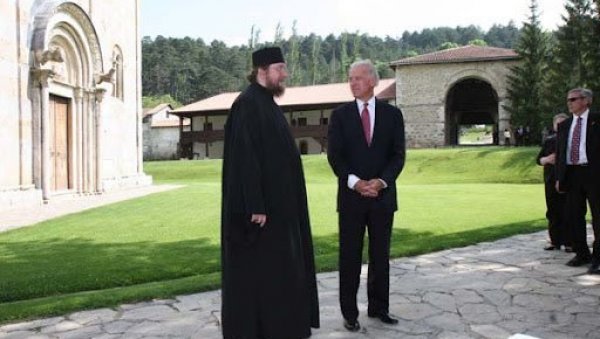 ВИСОКИ ДЕЧАНИ ПОДСЕТИЛИ НА ПОСЕТУ БАЈДЕНА: Председник САД поручио 2009. да је овај манастир симбол онога што је потребно Космету ВИСОКИ ДЕЧАНИ ПОДСЕТИЛИ НА ПОСЕТУ БАЈДЕНА: Председник САД поручио 2009. да је овај манастир симбол онога што је потребно Космету