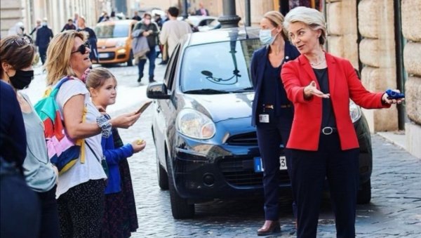 ШПИЈУНКА: Јагма за селфијем са Урсулом Фон Дер Лајен ШПИЈУНКА: Јагма за селфијем са Урсулом Фон Дер Лајен