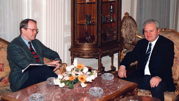 КАКО ЈЕ ХИЛ СПРЕМАО МАТ МИЛОШЕВИЋУ: Кандидат за амбасадора САД неформалним предлогом из 1998. најавио шта је циљ Вашингтона на КиМ КАКО ЈЕ ХИЛ СПРЕМАО МАТ МИЛОШЕВИЋУ: Кандидат за амбасадора САД неформалним предлогом из 1998. најавио шта је циљ Вашингтона на КиМ