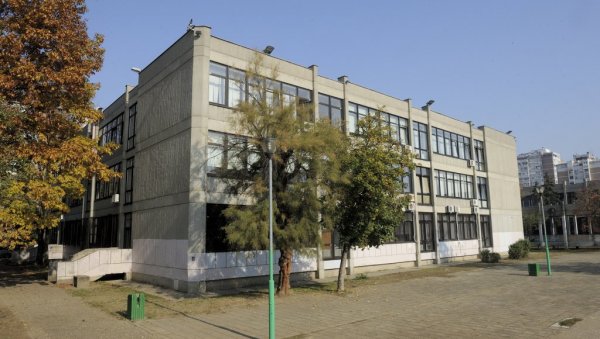 ШКОЛА ПЛАЋА РАЧУНЕ, А ПРИВАТНИК ЗАРАЂУЈЕ: Ученици ОШ Бранко Радичевић годинама не могу да користе свој базен ШКОЛА ПЛАЋА РАЧУНЕ, А ПРИВАТНИК ЗАРАЂУЈЕ: Ученици ОШ Бранко Радичевић годинама не могу да користе свој базен