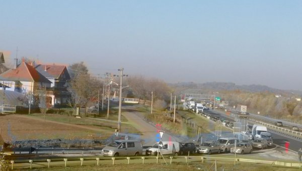 ВЕЛИКЕ ГУЖВЕ НА АУТО-ПУТУ: Возила чекају чак 40 минута - Затворен излаз из Младеновца ка Београду (ФОТО) ВЕЛИКЕ ГУЖВЕ НА АУТО-ПУТУ: Возила чекају чак 40 минута - Затворен излаз из Младеновца ка Београду (ФОТО)