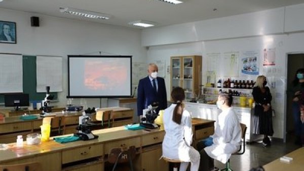 ТРАДИЦИЈА ОД ЈЕДНОГ ВЕКА: У Медицинској школи на Звездари диплому стекло више од 50.000 ђака ТРАДИЦИЈА ОД ЈЕДНОГ ВЕКА: У Медицинској школи на Звездари диплому стекло више од 50.000 ђака