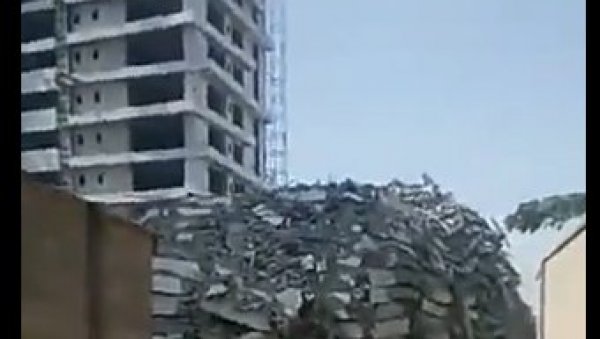 СРУШИЛА СЕ ВИШЕСПРАТНИЦА: Ужас у Лагосу - Заробљено најмање 50 људи, страхује се да има жртава (ВИДЕО) СРУШИЛА СЕ ВИШЕСПРАТНИЦА: Ужас у Лагосу - Заробљено најмање 50 људи, страхује се да има жртава (ВИДЕО)