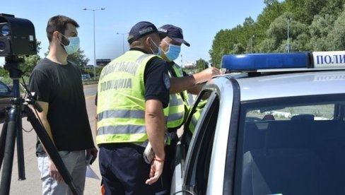 LANČANI SUDAR KOD ČAČKA: U udesu četiri vozila povređena devojka LANČANI SUDAR KOD ČAČKA: U udesu četiri vozila povređena devojka