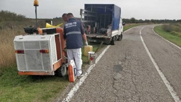 ОПРЕЗ ЗА ВОЗАЧЕ У ПЛАНДИШТУ: Успорите брзину, путари обележавају путну сигнализацију ОПРЕЗ ЗА ВОЗАЧЕ У ПЛАНДИШТУ: Успорите брзину, путари обележавају путну сигнализацију