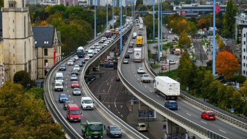 ЧУДО ТЕХНОЛОГИЈЕ У НЕМАЧКОЈ: Вештачка интелигенција регулише саобраћај на раскрсници ЧУДО ТЕХНОЛОГИЈЕ У НЕМАЧКОЈ: Вештачка интелигенција регулише саобраћај на раскрсници