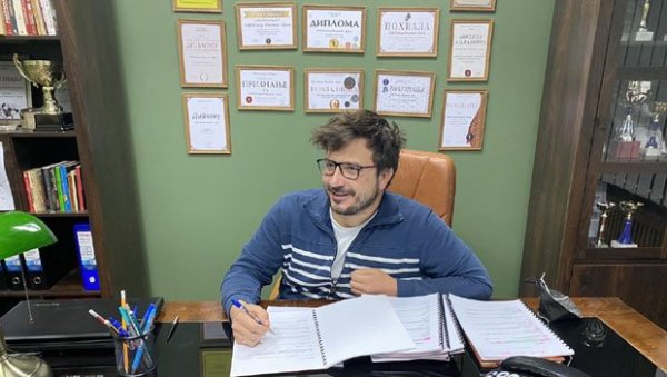ШТА РАДЕ НАСТАВНИЦИ КАДА НИСУ НА ЧАСУ: Снима се нова хумористичка серија Зборница у режији Ђорђа Станимировића ШТА РАДЕ НАСТАВНИЦИ КАДА НИСУ НА ЧАСУ: Снима се нова хумористичка серија Зборница у режији Ђорђа Станимировића