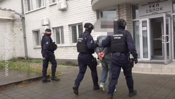 ПОГЛЕДАЈТЕ СНИМАК ХАПШЕЊА ПЕДОФИЛА: Како су пали осумњичени за уговарање састанака са малолетним лицима (ВИДЕО) ПОГЛЕДАЈТЕ СНИМАК ХАПШЕЊА ПЕДОФИЛА: Како су пали осумњичени за уговарање састанака са малолетним лицима (ВИДЕО)