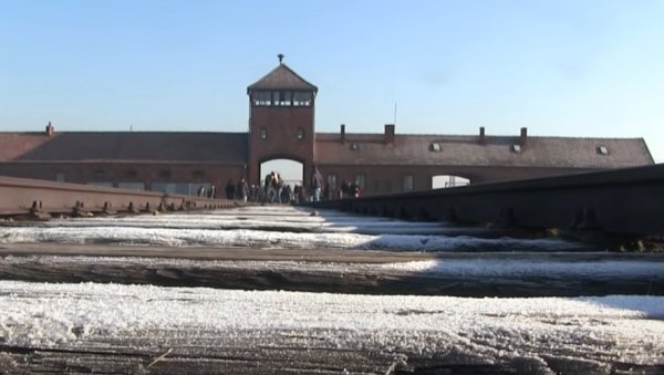 МУЗЕЈ АУШВИЦ ОСУДИО ПАРОЛУ ВАКЦИНАЦИЈА ОСЛОБАЂА: Пољски антиваксери на мети оштрих критика МУЗЕЈ АУШВИЦ ОСУДИО ПАРОЛУ ВАКЦИНАЦИЈА ОСЛОБАЂА: Пољски антиваксери на мети оштрих критика