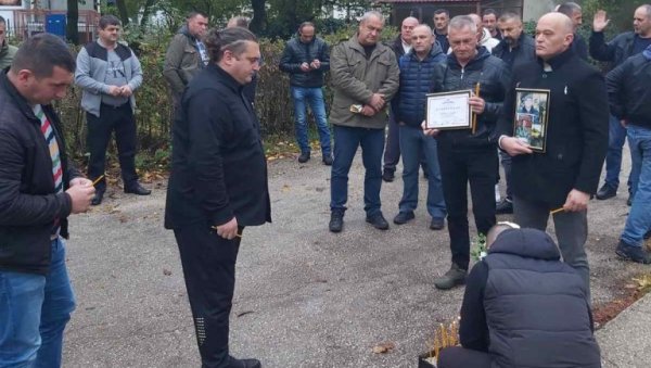 ОДАЛИ ПОЧАСТ ЉУБИШИ МРДАКУ: Породица и пријатељи окупили се на месту убиства радника обезбеђења никшићке Поште (ВИДЕО) ОДАЛИ ПОЧАСТ ЉУБИШИ МРДАКУ: Породица и пријатељи окупили се на месту убиства радника обезбеђења никшићке Поште (ВИДЕО)