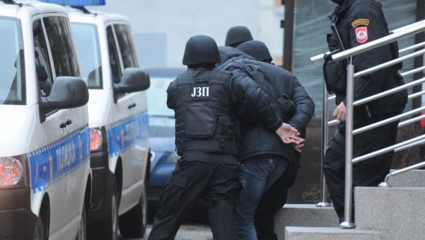ЗАГРЕПЧАНИН УХАПШЕН У БРОДУ: Хрватска за њим расписала Интерполову потерницу због више кривичних дела ЗАГРЕПЧАНИН УХАПШЕН У БРОДУ: Хрватска за њим расписала Интерполову потерницу због више кривичних дела